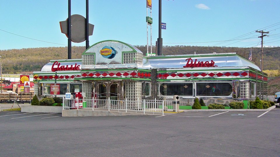 Denny’s Classic Diner, a kilencvenes évek ötvenes évekbeli stílusú típusépülete, Breezewood, Pennsylvania