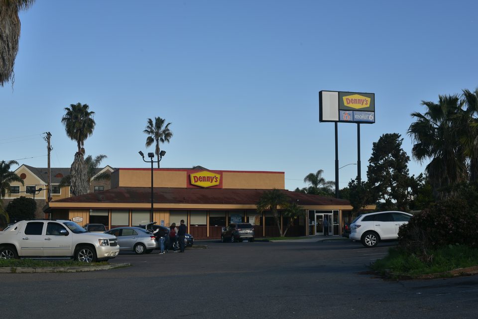 Denny’s az 5-ös autópálya mellett, Carlsbad, Kalifornia