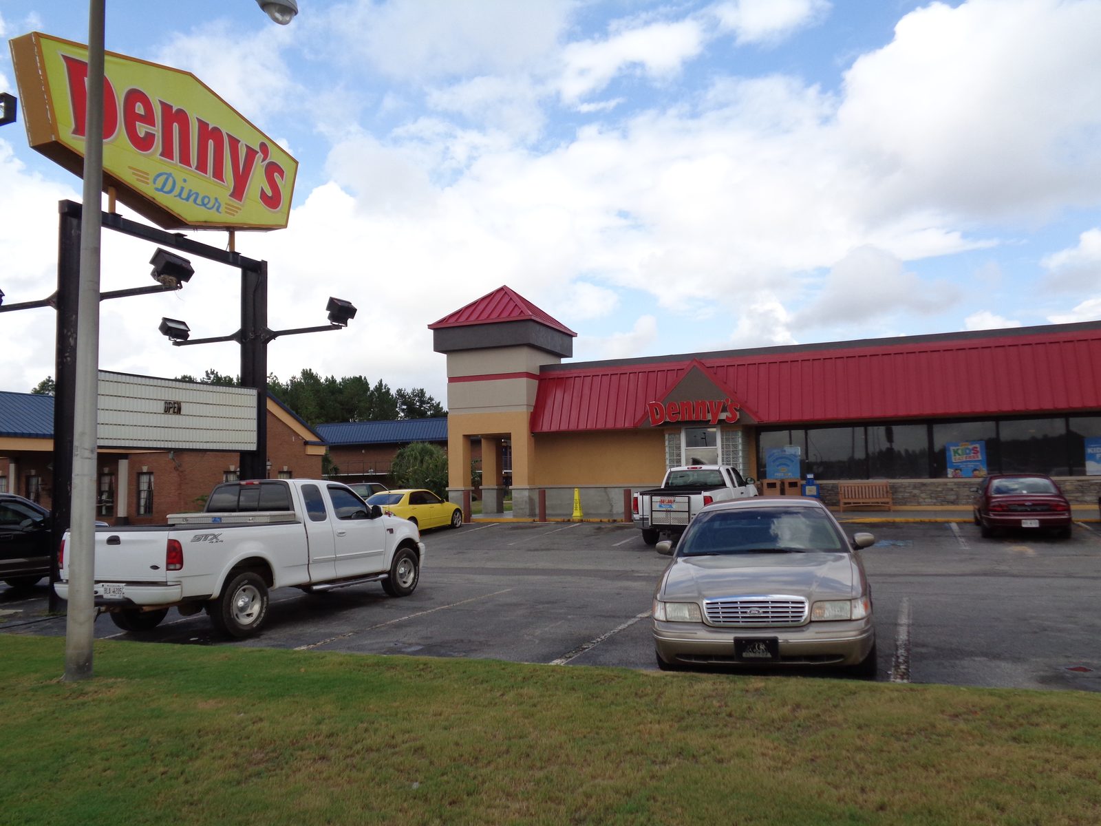 Illusztráció: denny’s Diner az autópálya mellett, Cordele, Georgia, nem ez az étterem