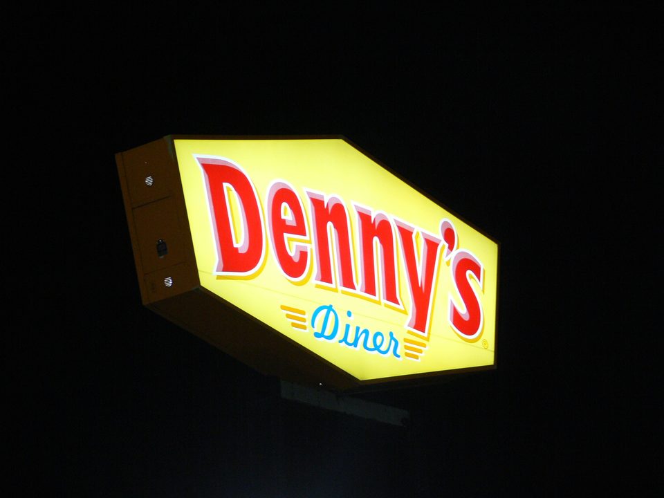 Kivilágított Denny’s Diner-tábla éjjel, Dallas