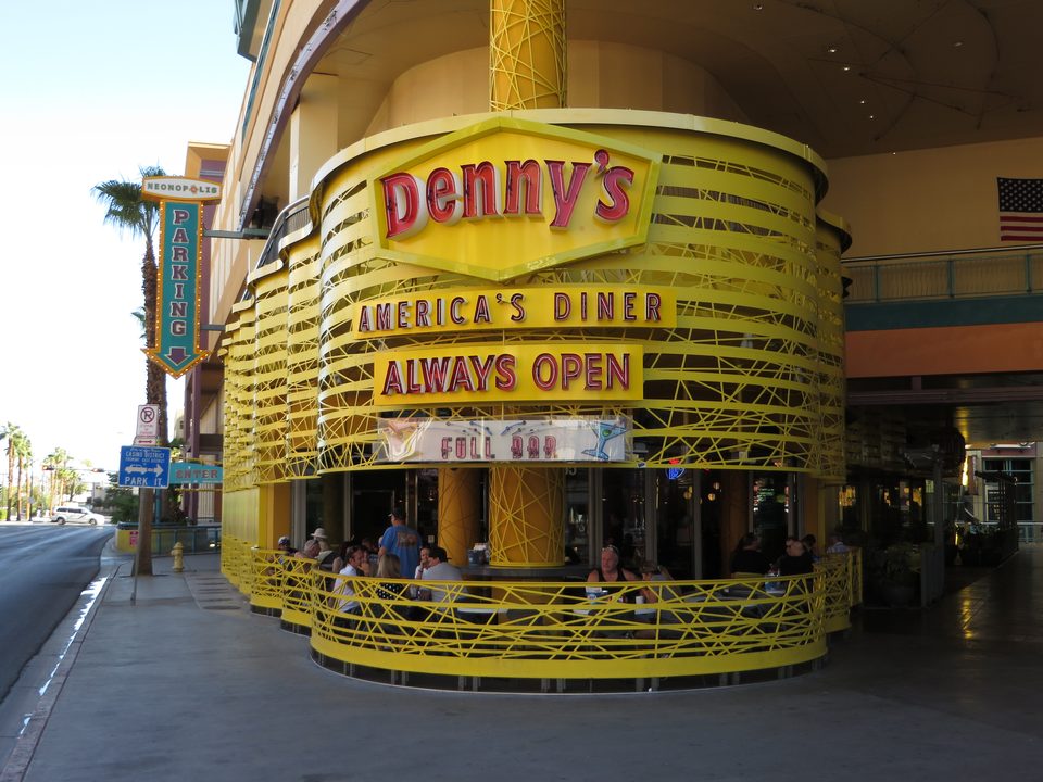 A Fremont Street-i Denny’s Las Vegasban, saját esküvői kápolnával