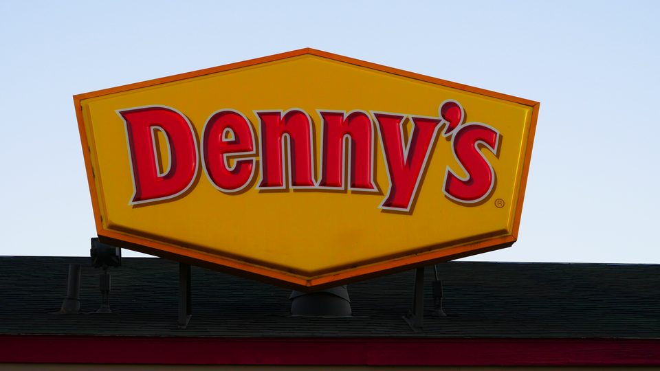 A sárga útszéli Denny’s-tábla, Ontario, Oregon, 2024
