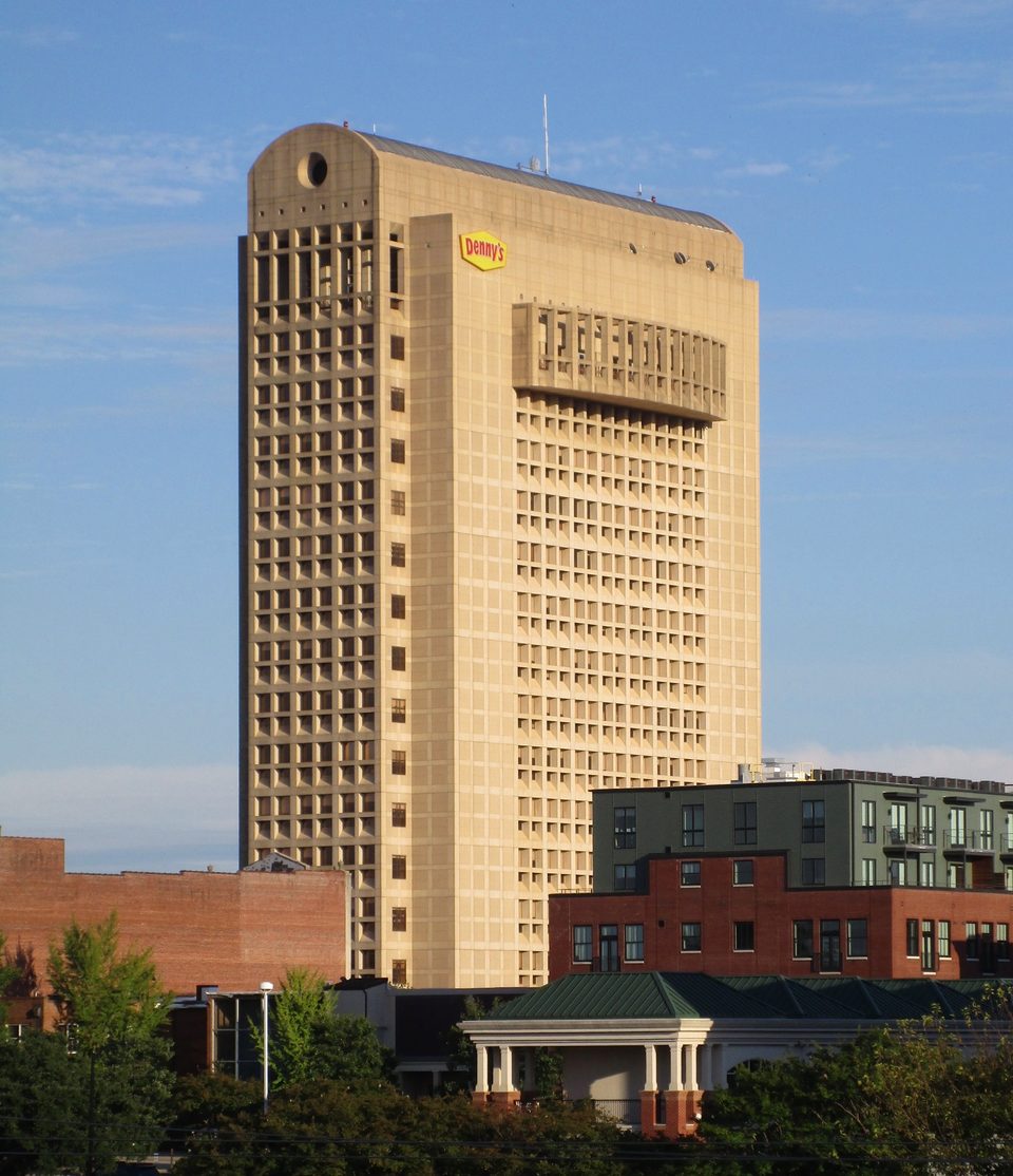 A Denny’s Tower, a cég központja, Spartanburg legmagasabb épülete