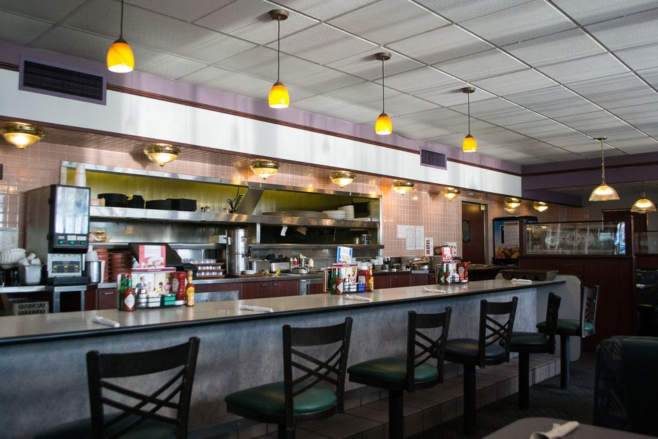 Pult és bárszékek egy Denny’sben, Wilsonville, Oregon