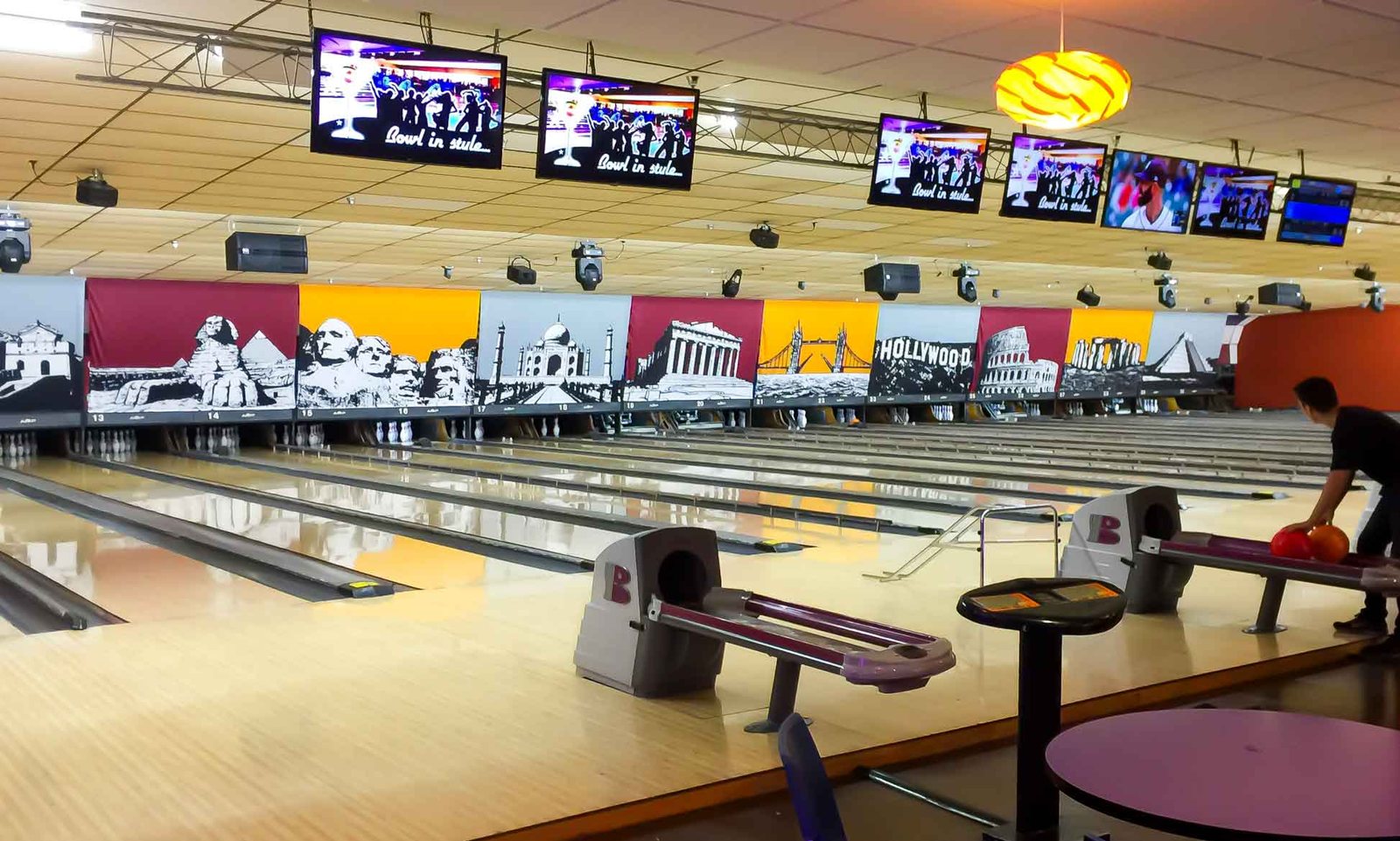 Escape Entertainment Center: Bowling lanes at Escape in Troy