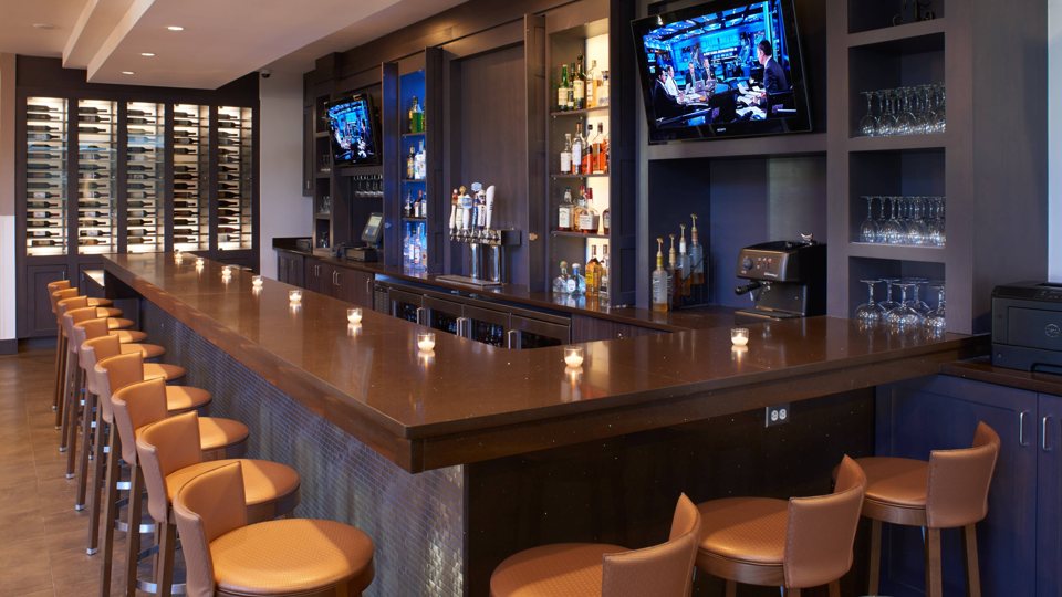 Fire Iron Grill: Fire Iron Grill seating area