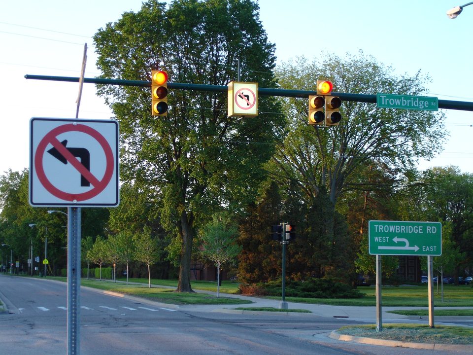 Kivilágított „balra kanyarodni tilos” táblák és a Michigan left irányjelzője East Lansingben