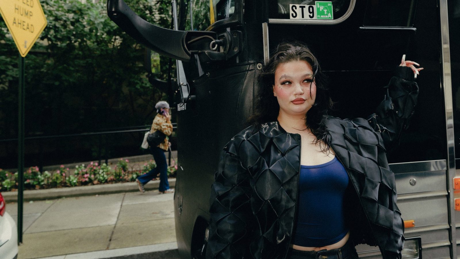 Lola Young – Everything Begins — Organizer image