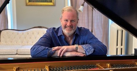 Kevin Paul Billy Joel-dalokat ad elő — Szervezői kép
