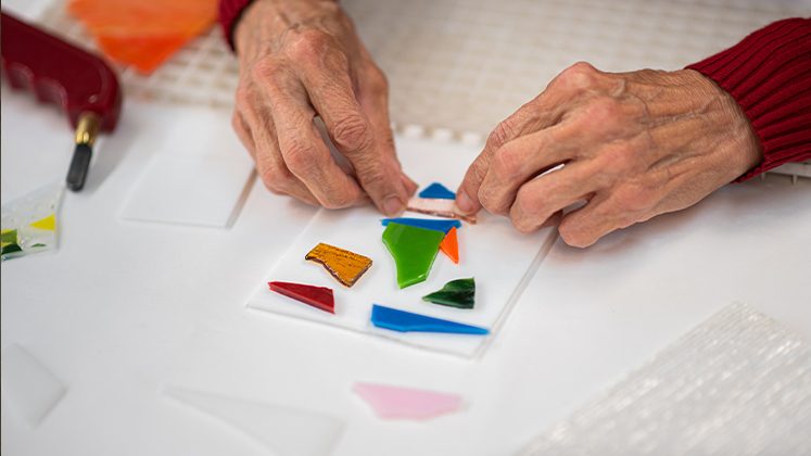 Fused Glass Fun Workshop: üvegfúziós alkotóműhely a Midland Center for the Artsban — Szervezői kép