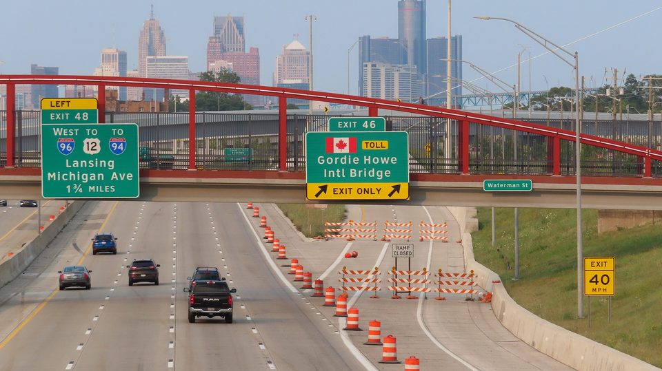 Kijelzők az I-75-ösön a nyitás előestéjén, 2026