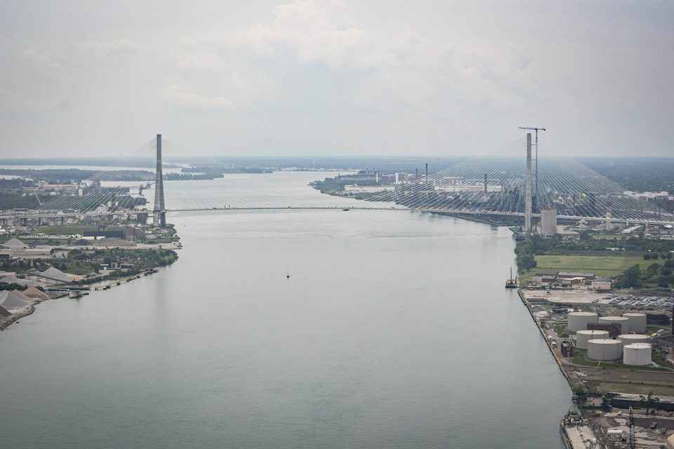 A folyó mentén a két pilon felé, a levegőből, 2025