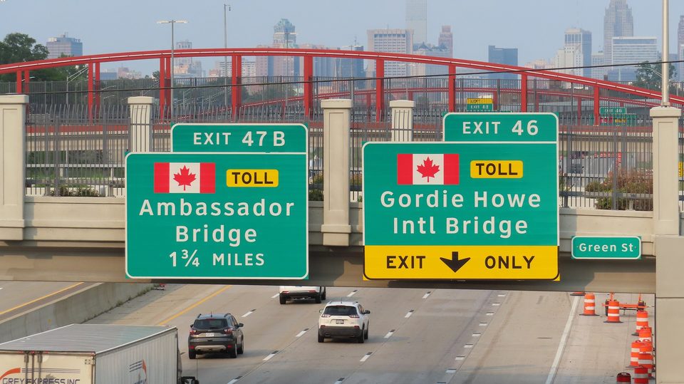 Az új kijelző az I-75-ösön: jobbra a Gordie Howe-híd, balra az Ambassador, 2026
