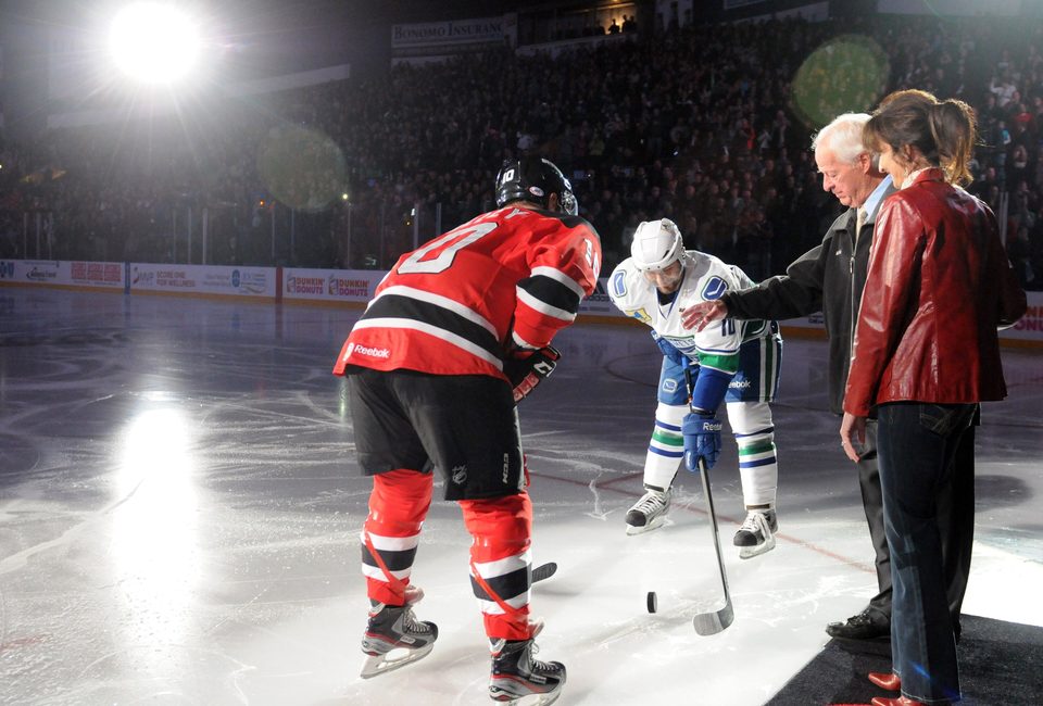 Gordie Howe ünnepélyes korongbedobása, 2013