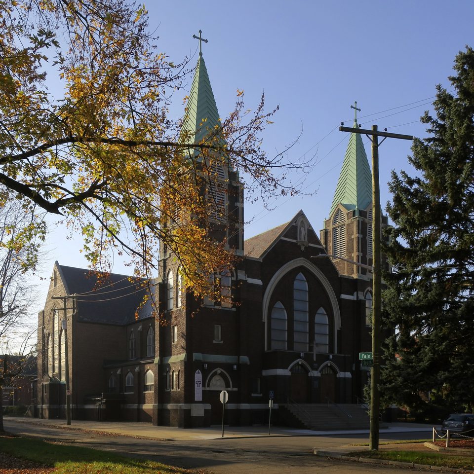 A Holy Cross a Yale és a South Street sarkán, őszi lombok között