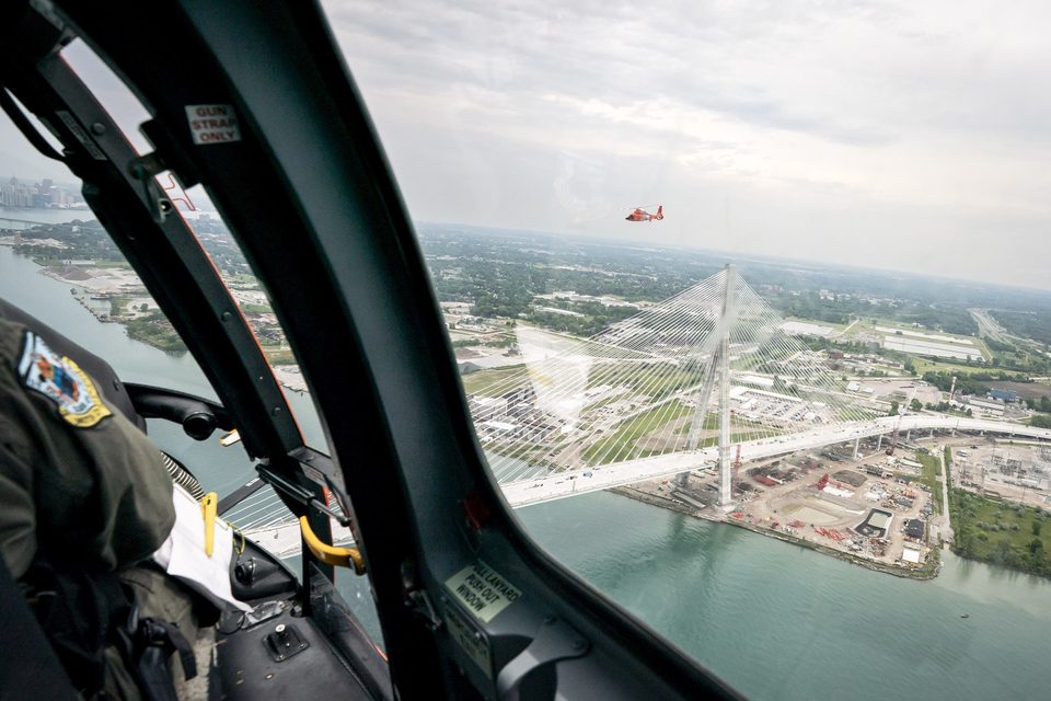 A híd egy parti őrségi helikopter pilótafülkéjéből, 2025