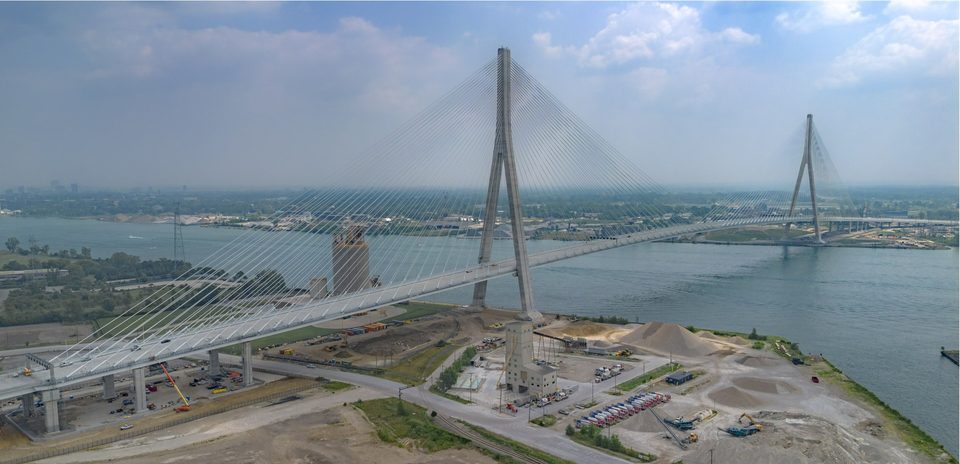 A delrayi hídfő felülről, napokkal a nyitás előtt, 2026 júliusában