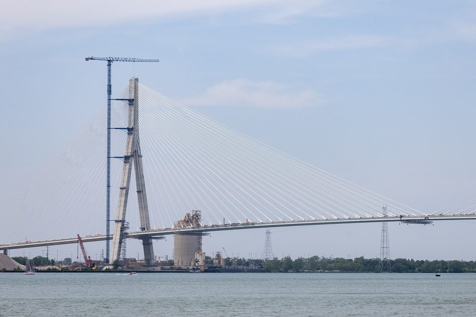 Az amerikai pilon teleobjektívvel a windsori partról, 2025