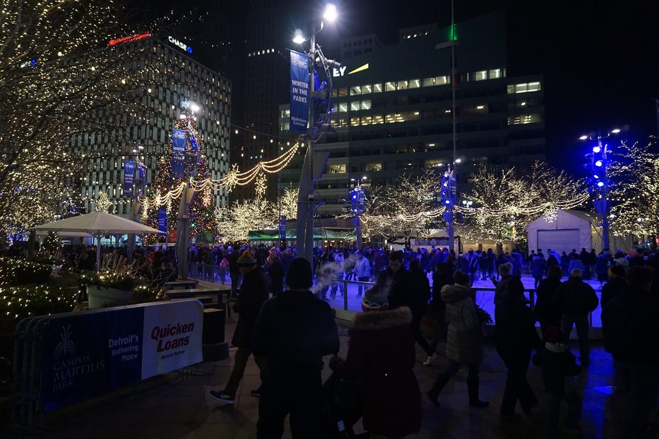 Téli este a Campus Martius parkban, a korcsolyapálya körül tömeg