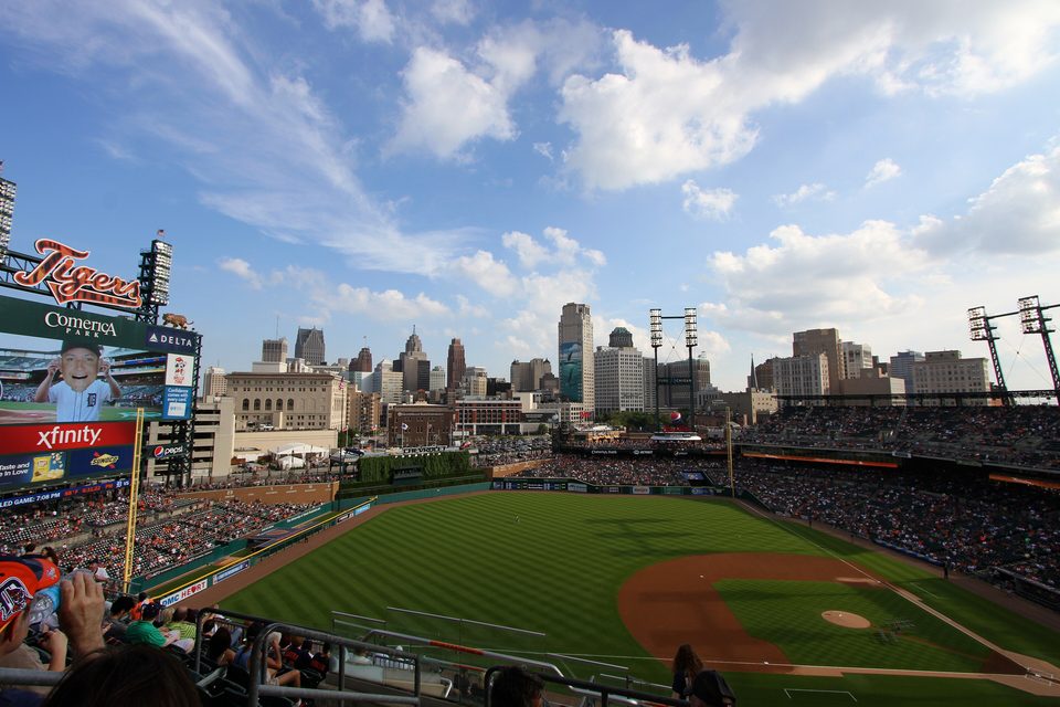 Teli lelátók a Comerica Parkban, mögötte a belváros
