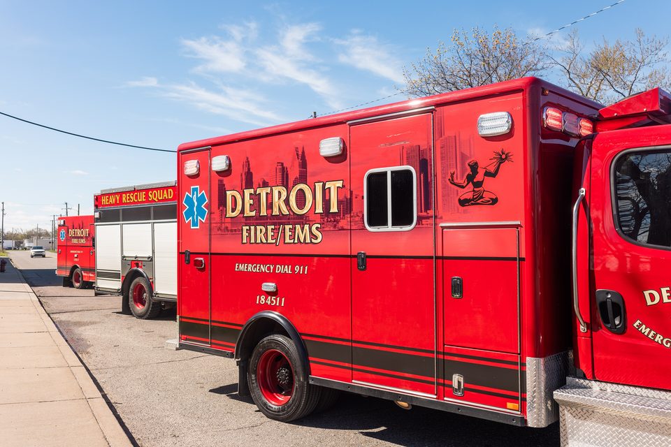 A detroiti tűzoltóság és mentők mentőautója a Spirit of Detroit grafikájával