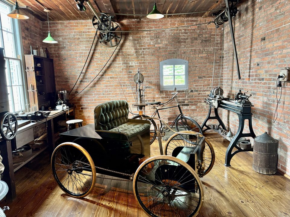 A Bagley Avenue-i fészer újraépített mása egy Quadricycle-lel: az eredetiben rakta össze Ford 1896-ban az első autóját (fotó: 2024)