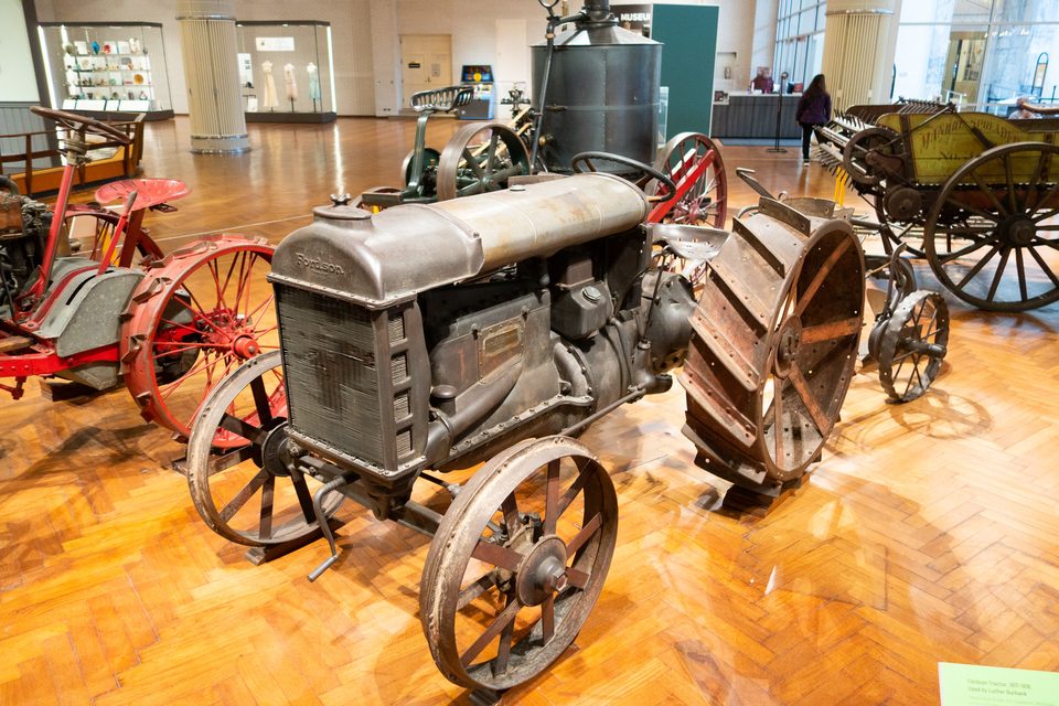 Az 1917 és 1918 között gyártott Fordson traktor, amelyet Henry Ford Luther Burbank növénynemesítőnek ajándékozott, a múzeum mezőgazdasági részlegén (fotó: 2022)