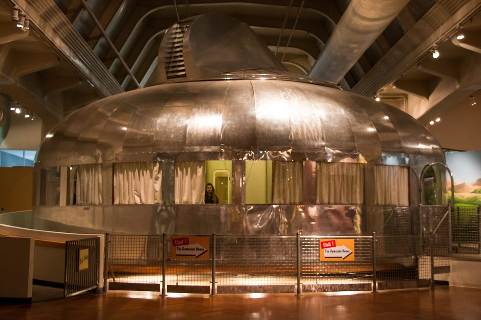 Buckminster Fuller alumínium Dymaxion-háza (1946) a múzeum csarnokában (fotó: 2015)