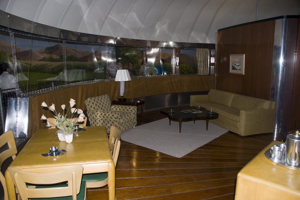 A Dymaxion-ház nappalija, ahová a vezetett séták során be is lehet menni (2010)