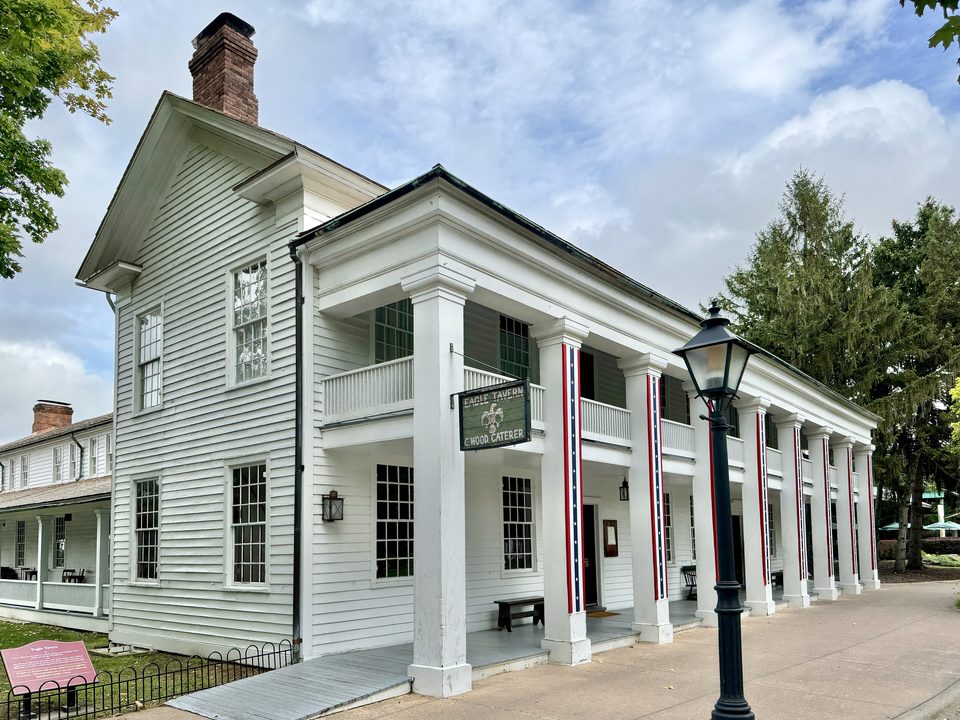 Az Eagle Tavern, az 1831-ben épült clintoni fogadó, ahol ma 1850-es ételeket szolgálnak fel (fotó: 2024)