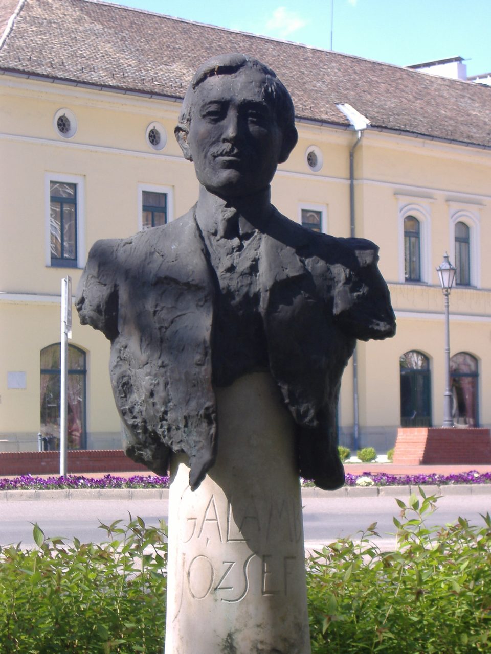 Galamb József mellszobra Makón, Széri-Varga Géza alkotása (fotó: 2008)