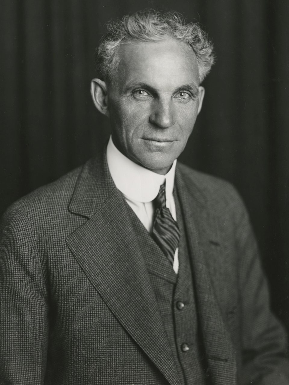 Henry Ford 1915-ben, a Ford Motor Company fotóosztályának felvételén