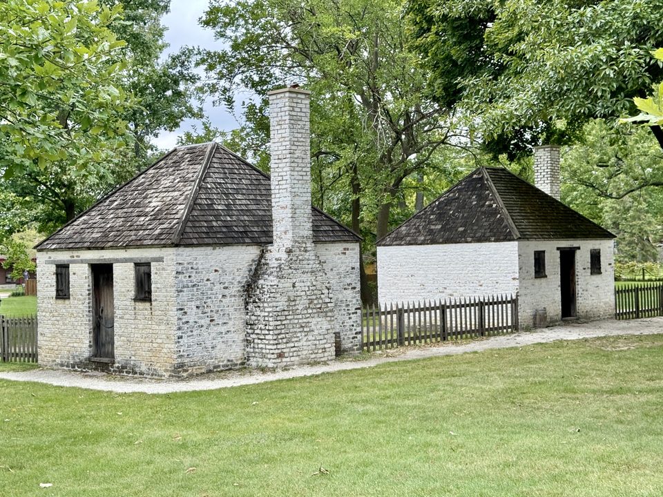 Rabszolgák által 1820 körül épített két kis ház a Savannah melletti Hermitage rizsültetvényről (fotó: 2024)