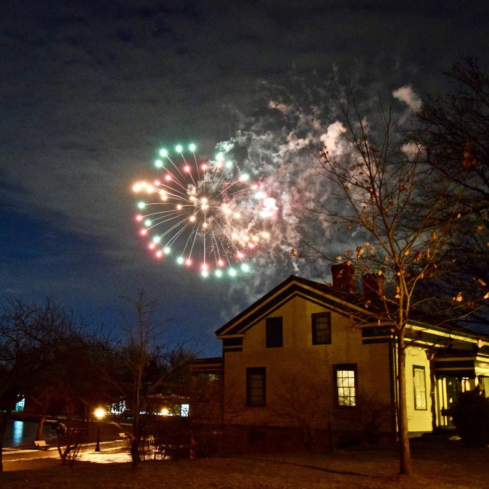 Tűzijáték zárja a Holiday Nights estét a Greenfield Village-ben, 2017. december 20-án