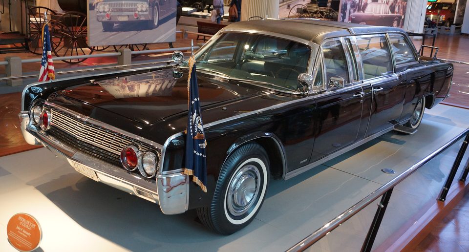 Az 1961-es Lincoln Continental elnöki limuzin, amelyben John F. Kennedyt 1963. november 22-én meggyilkolták (fotó: 2016)