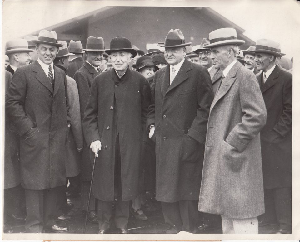 Henry Ford, Herbert Hoover elnök és Thomas Edison érkezése Dearbornba a Light’s Golden Jubilee ünnepségre, 1929. október 21-én