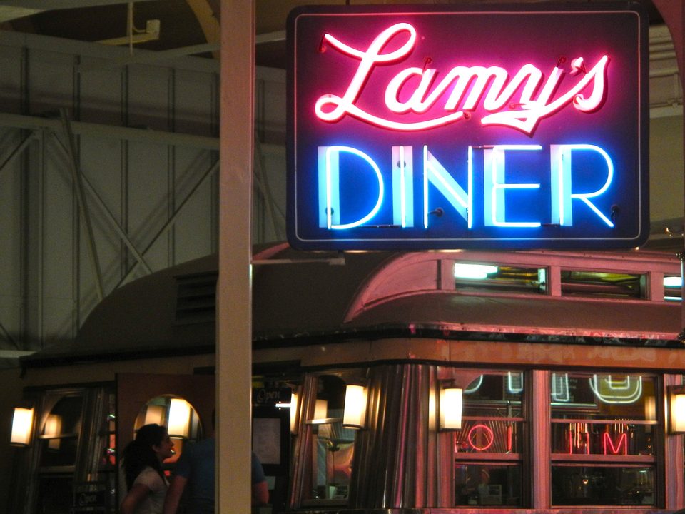 A Lamy’s Diner neonfelirata: a negyvenes évek végi massachusettsi étkezőkocsiban ma is ebédelhetsz a múzeumban (fotó: 2013)