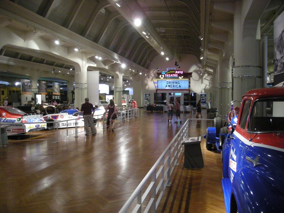 A Driving America kiállítás hosszú csarnoka a múzeumban, két oldalán autók sorával (2012)