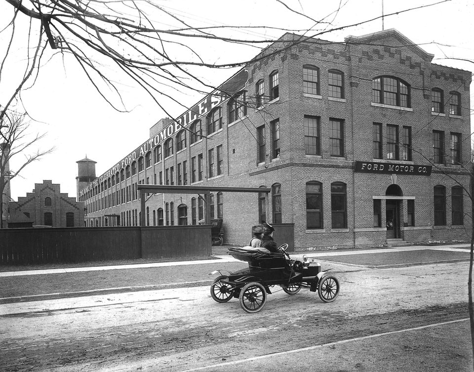 A Piquette Avenue-i gyár 1906 körül, előtte egy Model N halad