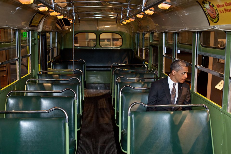 Barack Obama elnök a Rosa Parks-buszon ül a múzeumban, 2012. április 18-án