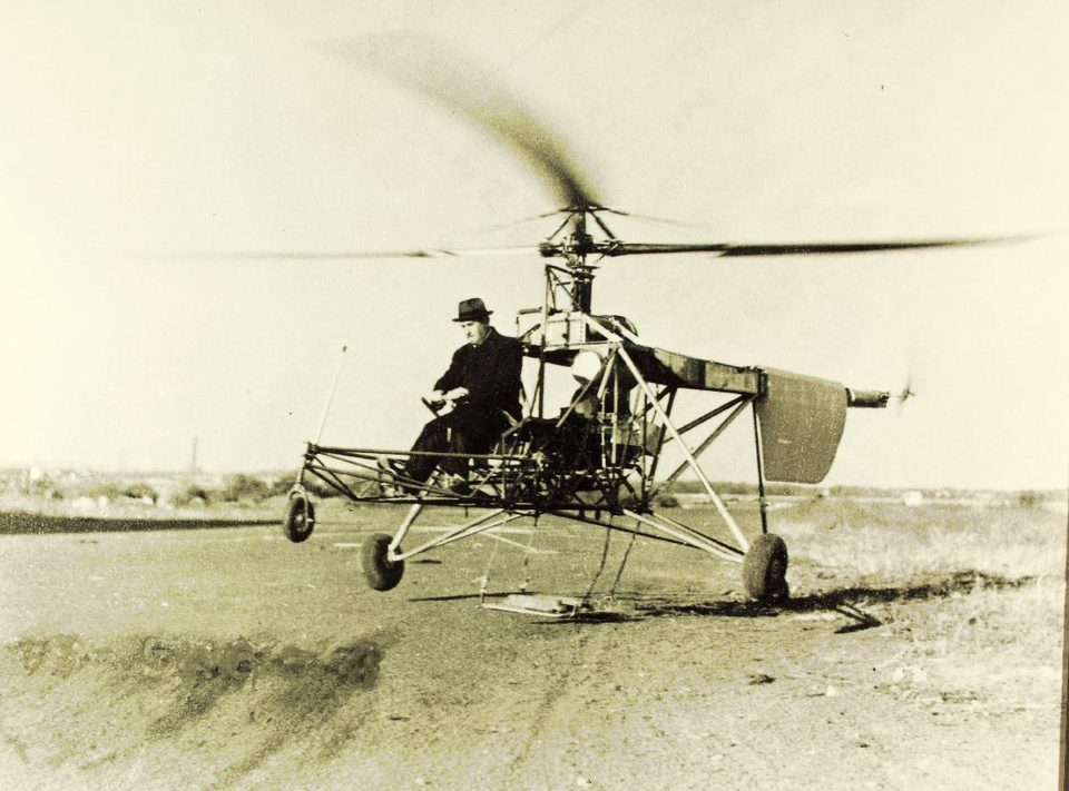 Igor Sikorsky a VS-300 helikopterrel a levegőben, korabeli felvétel; ugyanez a gép áll ma VS-300A-ként a múzeumban, ahová 1943-ban ő maga repült be vele
