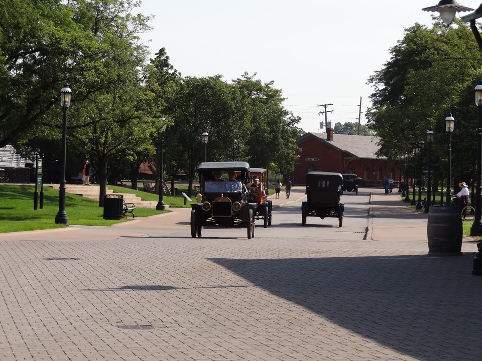 Model T-k a Greenfield Village utcáján, 2012 júliusában
