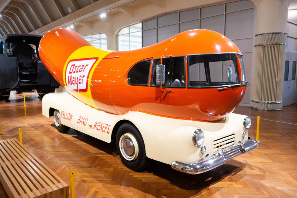 Az 1952-es Oscar Mayer Wienermobile, a virsli alakú reklámautó (fotó: 2022)