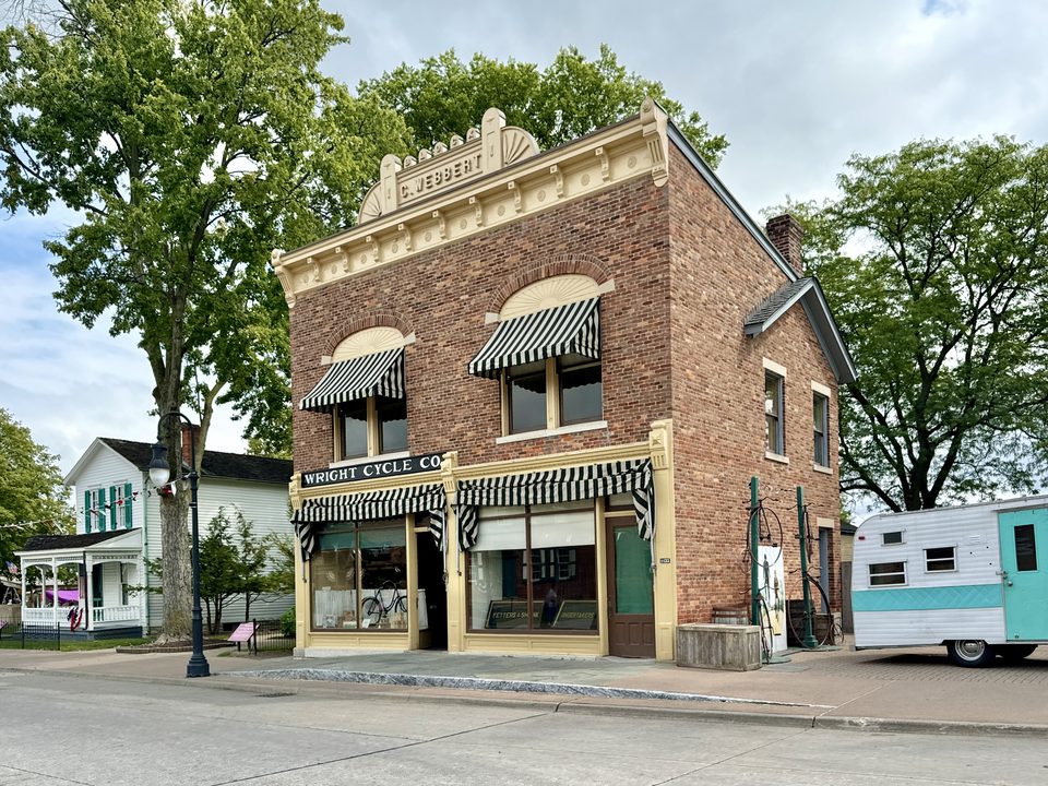 A Wright fivérek daytoni kerékpárboltja, ahol a repülőgépeiket is építették; Ford 1938-ban nyitotta meg a Greenfield Village-ben (fotó: 2024)