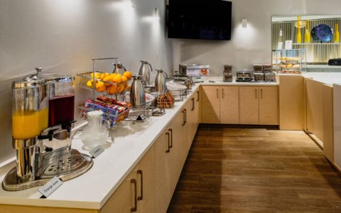 The breakfast counter with juice, fruit and coffee urns