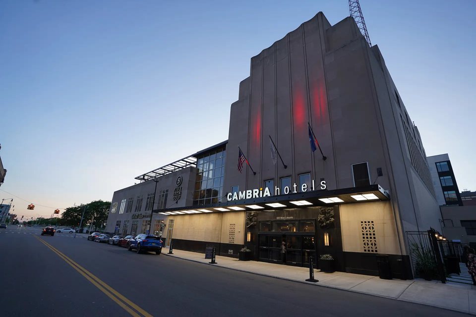 A szálloda art deco stílusú homlokzata Cambria hotels felirattal alkonyatkor