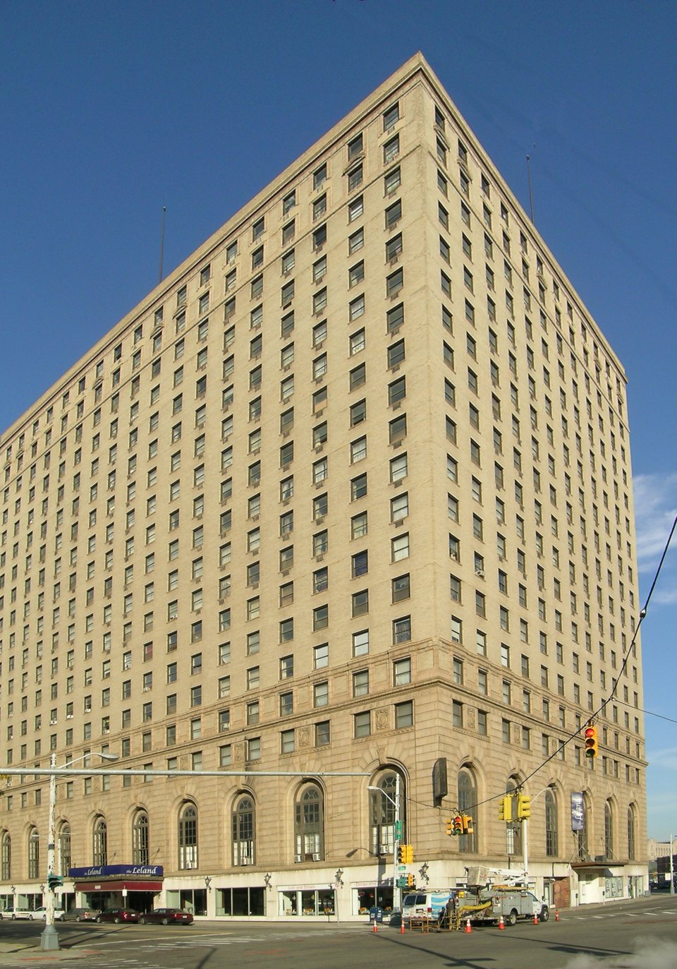 The tall beige-brick Detroit-Leland Hotel on Bagley Street under a blue sky in 2008