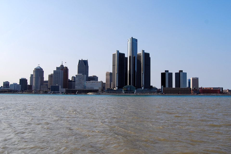 A Renaissance Center tornyai a Detroit folyó felől, középen a hengeres szállodatoronnyal