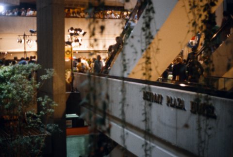 Detroit Plaza Hotel felirat egy galéria mellvédjén a szálloda belső csarnokában 1980-ban