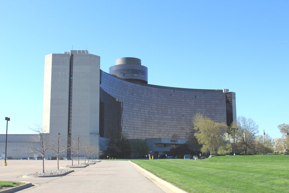 A Hyatt Regency Dearborn üveghomlokzatú épülete 2011-ben, még működés közben